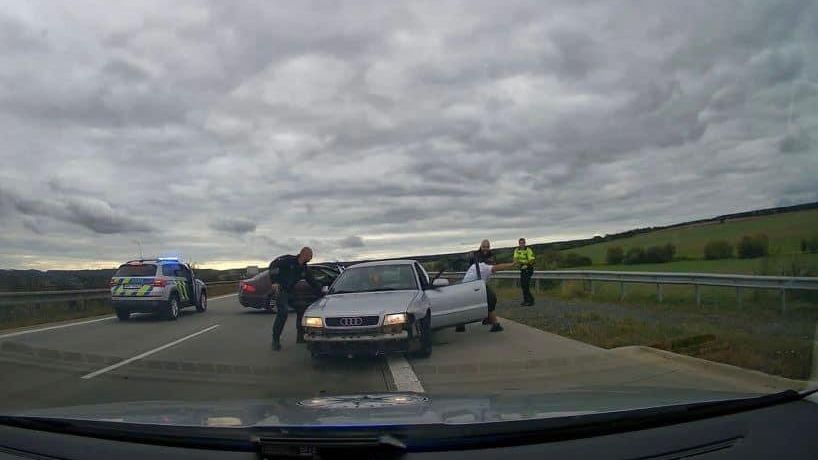 Zdrogovaného řidiče policisté na dálnici D5 zastavili „americkým“ způsobem